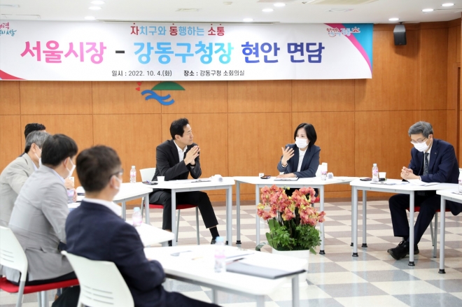 이수희 서울 강동구청장이 4일 강동구청에서 오세훈 서울시장과 면담하며 지역 현안에 대해 설명하고 있다. 강동구 제공.