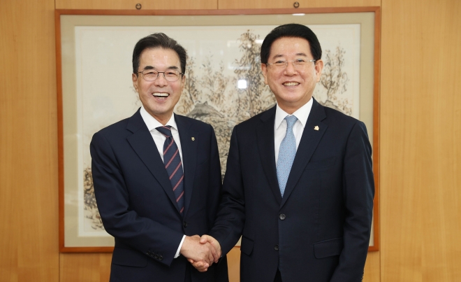 김영록 전라남도지사는 5일 서울 농협중앙회청사에서 이성희 농협중앙회장과 간담회를 갖고 농협중앙회 전남 이전을 건의했다.