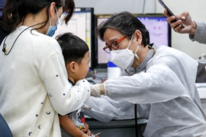“으앙~ 살살”… 트윈데믹 우려 속 독감예방 무료 접종 시작