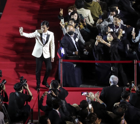 부산 해운대구 영화의전당에서 5일 막을 올린 제27회 부산국제영화제(BIFF) 개막식에 홍콩 스타 량차오웨이가 레드 카펫을 밟으며 개막 열기를 끌어올리고 있다. 올해 영화제에는 개막작인 이란 영화 ‘바람의 향기’를 비롯해 71개국 353편의 장·단편이 상영된다. 　부산 연합뉴스