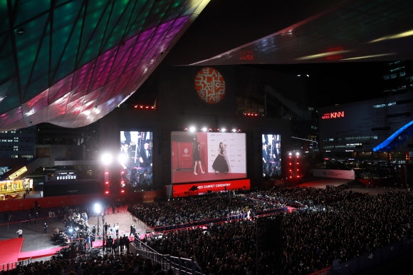 5일 화려한 막을 올린 부산국제영화제는 3년 만에 객석의 거리 두기가 완전히 사라져 영화로 모두가 하나 되는 감격을 만끽할 수 있다. 부산 연합뉴스