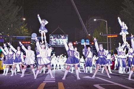 2019년 ‘노원 탈축제’에서 펼쳐진 탈퍼레이드 경연 모습. 노원구 제공