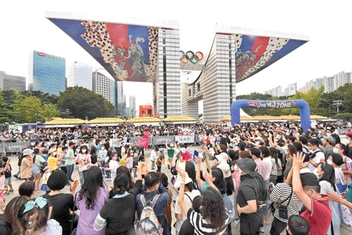 관람객들이 ‘한성백제문화제’ 프로그램을 체험하고 있는 모습. 송파구 제공