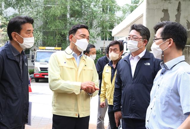 조성명(왼쪽 두 번째) 서울 강남구청장이 지난 8월 집중호우 피해를 입은 현장을 찾아 관계자들과 대책을 의논하고 있다. 강남구 제공