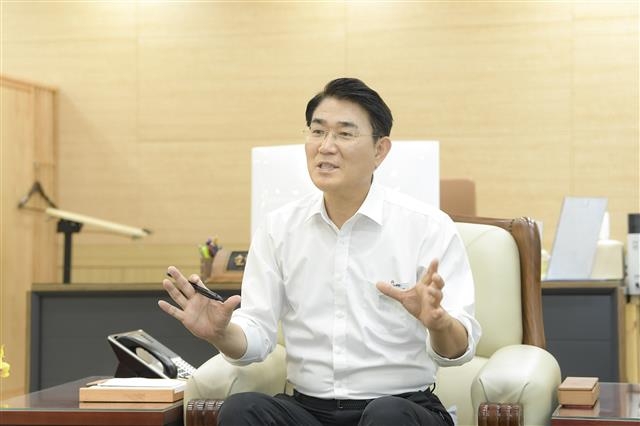 노관규 전남 순천시장이 5일 집무실에서 가진 서울신문과의 인터뷰에서 “2023 순천만국제정원박람회의 성공 개최와 경전선 전철화 사업의 도심 우회 노선을 관철해 새로운 순천의 100년을 만들어 가겠다”고 밝혔다. 순천시 제공