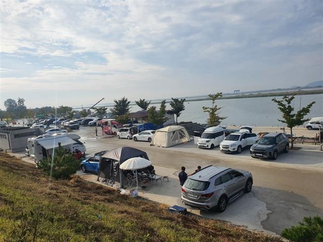 전북 김제시 심포항. 노을이 아름답고 시원한 조망과 낚시도 즐길 수 있어 차박과 캠핑의 성지로 인기를 끌고 있지만 안전사고 위험이 크다.