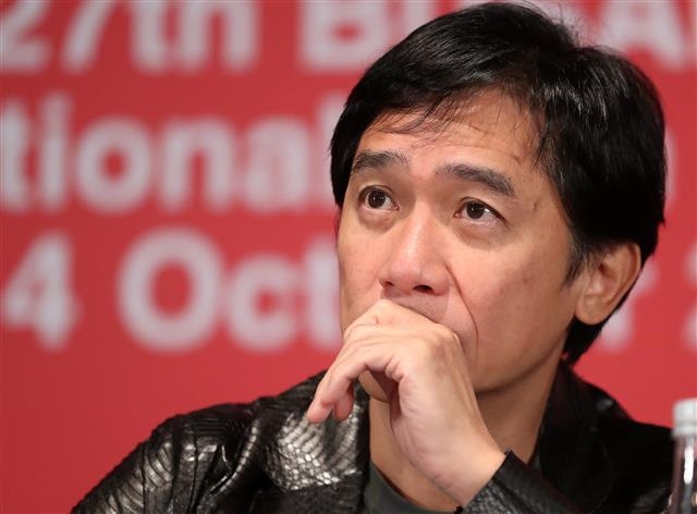 홍콩 배우 량차오웨이가 6일 오전 부산광역시 해운대구 KNN시어터에서 진행된 제27회 부산국제영화제(BIFF) 개막식에서 수상한 ‘올해의 아시아 영화인상’ 관련 기자회견 도중 취재진의 질문에 귀를 기울이고 있다. 부산 뉴스1 