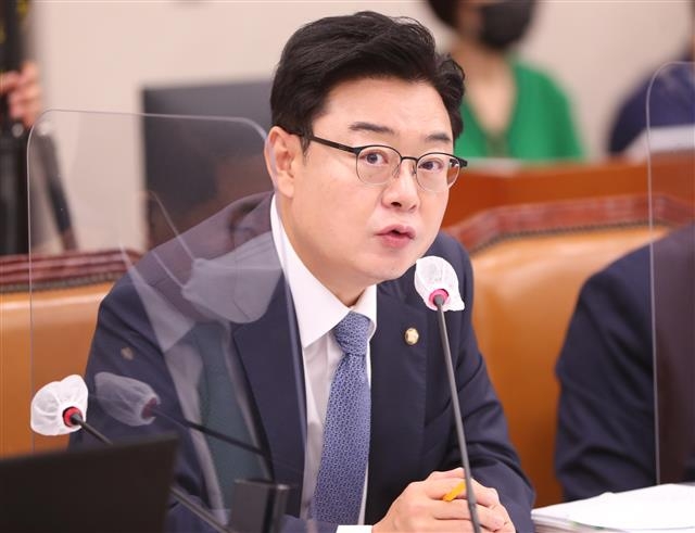 [국감]자료 제출 요구하는 김성원 의원