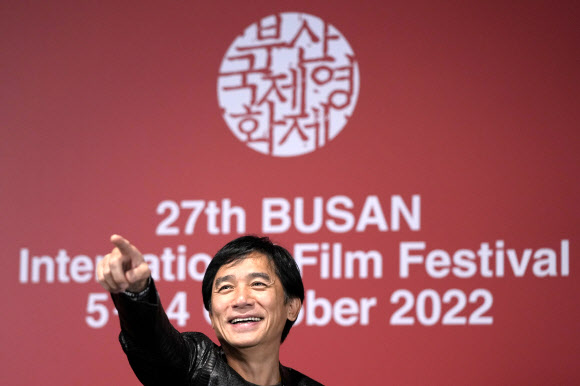 Hong Kong actor Tony Leung gestures during his press conference at the 27th Busan International Film Festival (BIFF) in Busan, South Korea, Thursday, Oct. 6, 2022. AP 연합뉴스