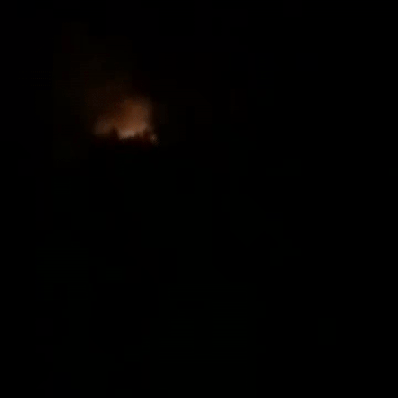 5일(현지시간) 자폭 드론 샤헤드-136을 동원한 러시아군 야간 공습으로 우크라이나 키이우주 빌라 체르크바 마을이 화염에 휩싸였다. 2022.10.5.  우크라이나 보안전문가 마리아 아브디바 트위터