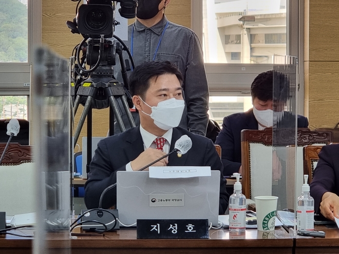 지성호 국민의힘 의원이 5일 세종에서 진행한 고용노동부 국정감사에서 질의 준비를 하고 있다. 지성호 의원실 제공