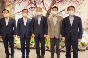 수원·용인·고양·창원시장,행안부 장관에 ‘특례시 지원’ 건의문 전달