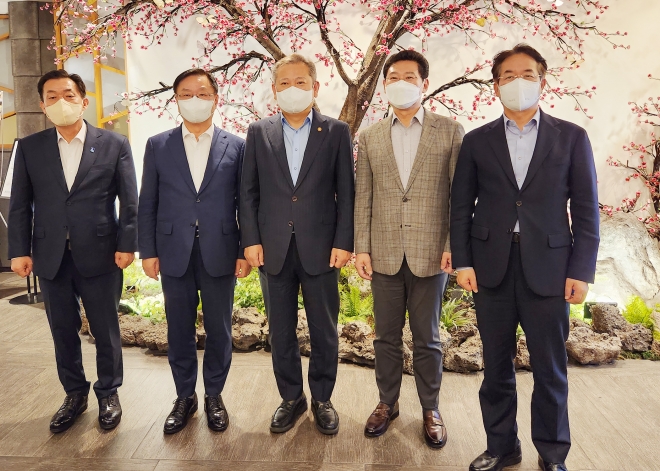 이재준(왼쪽 첫 번째)수원시장, 홍남표(왼쪽 두 번째) 창원시장, 이상일(왼쪽 네 번째) 용인시장,이동환(왼쪽 다섯 번째) 고양시장이 이상민 행안부 장관(왼쪽 세 번째)과 간담회 후 기념사진을 찍고 있다. 수원시 제공 