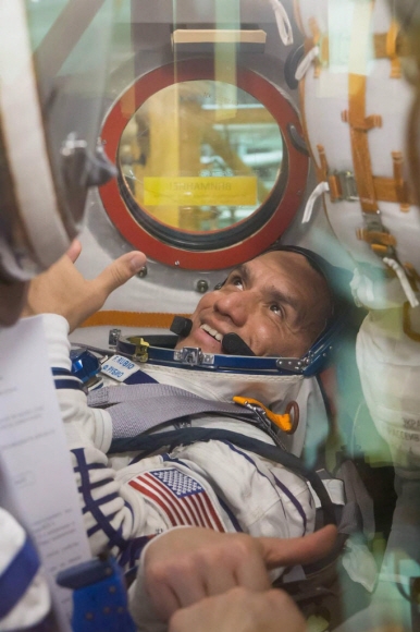 9월 21일 카자흐스탄 바이코누르 우주센터에서 미국인 우주비행사 프랭크 루비오가 러시아 소유즈 우주선 탑승에 앞서 언론에게 포즈를 취하고 있다. AP Photo