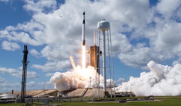 5일 미국 플로리다주 케네디 우주센터에서 스페이스X 의 크루 드래건 캡슐이 담긴 로켓이 발사되고 있다. 2022.10.6 (Joel Kowsky/NASA/Handout via Xinhua)