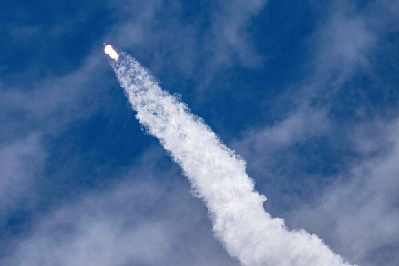 크루 드래곤 캡슐을 실은 스페이스X 팰컨 9 로켓이 국제우주정거장으로의 임무를 위해 2022년 10월 5일 수요일 플로리다 케이프커내버럴에 있는 케네디 우주센터의 39A호에서 이륙하고 있다.