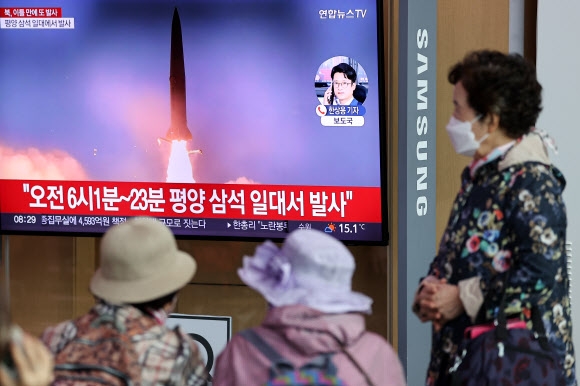 북한이 이틀 만에 다시 탄도미사일을 발사한 6일 서울역 대합실에서 열차를 기다리던 시민들이 걱정스러운 표정으로 TV를 바라보고 있다. 연합뉴스