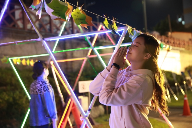지난해 서울 관악구가 개최한 2022관악강감찬축제 소원별터널에서 한 시민이 소원을 빌고 있다. 관악구 제공.