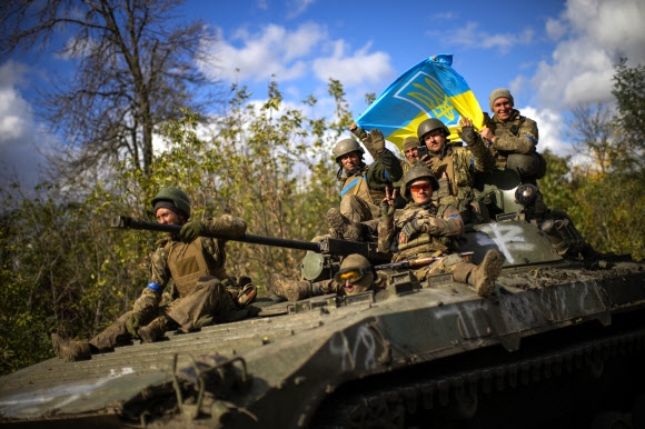 우크라이나 군인들이 지난 4일(현지시간) 이지움과 리만 지역을 탈환한 뒤 장갑차에 앉아있다. 우크라이나 군은 이튿날 러시아 점령지인 루한스크 주의 마을들을 탈환하는 데 성공했다. 도네츠크 AP 연합뉴스