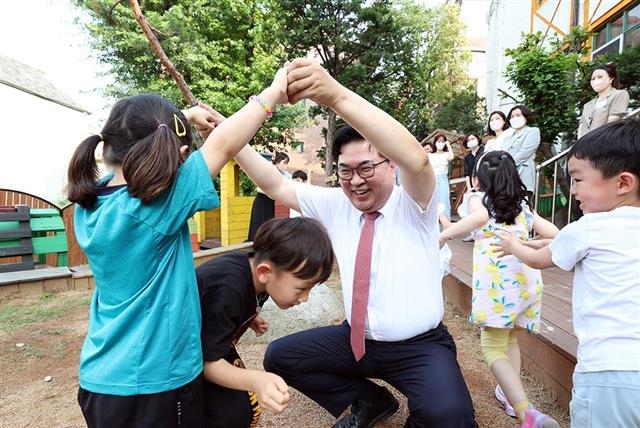 박일하 서울 동작구청장이 지난 7월 4일 구립상도어린이집을 방문해 아이들과 동대문 놀이를 하고 있다. 동작구 제공