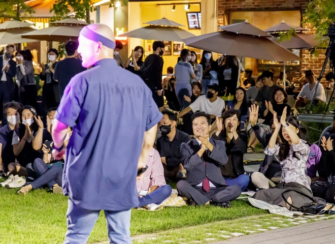 김태우(앞줄 오른쪽 두 번째) 강서구청장이 주민들과 함께 마곡 문화의 거리 버스킹 공연을 즐기고 있다. 강서구 제공