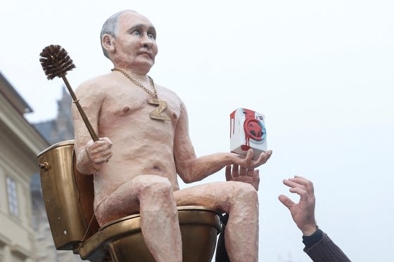 체코 수도 프라하에 푸틴 대통령이 벌거벗은 채로 황금 변기에 앉아있는 대형 조형물이 등장했다. 로이터 연합뉴스