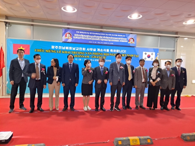 비영리단체 광주·전남베트남교민회는 8일 전남 나주시 빛가람동 사무실에서 열린 개소식에서 기념사진을 찍고 있다.