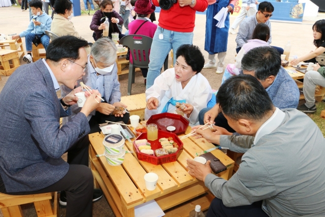 윤병태 나주시장이 ‘나주 한상’ 체험부스에서 약과와 약밥 등을 시음하고 있는 모습..
