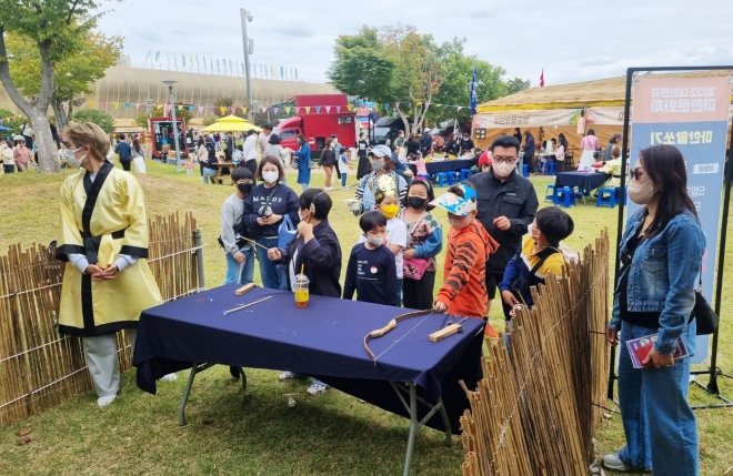 마한축제에서 어린이들이 활쏘기 체험을 하고 있는 모습.