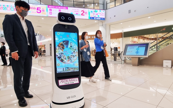 최근 일본 대형 쇼핑몰인 이온몰 기후현 토키점에 공급된 LG 클로이 가이드봇이 인공지능(AI) 기반 자율주행과 장애물 회피를 기반으로 쇼핑몰 곳곳을 돌아다니며 방문객을 안내하고 있다. 제품 전?후면에 탑재한 27형 터치 디스플레이는 복잡한 쇼핑몰 내에서도 눈에 잘 띄어 맞춤형 광고판 역할도 수행한다. LG전자 제공