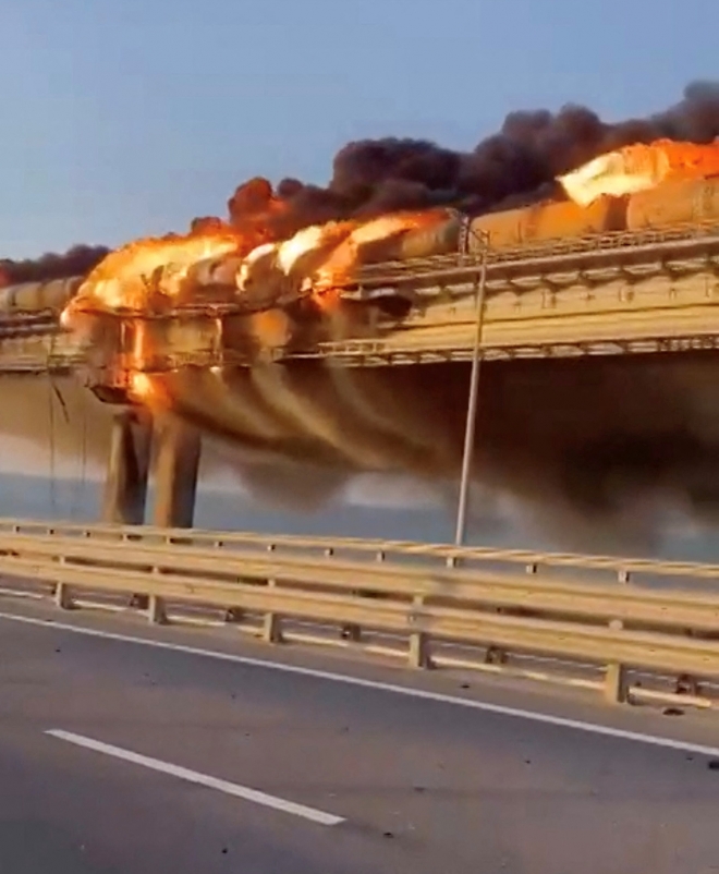 8일(현지시간) 러시아 본토와 크림반도를 잇는 크림대교가 트럭 폭탄 폭발로 화염에 휩싸여 있다. 2022.10.8  로이터 연합뉴스