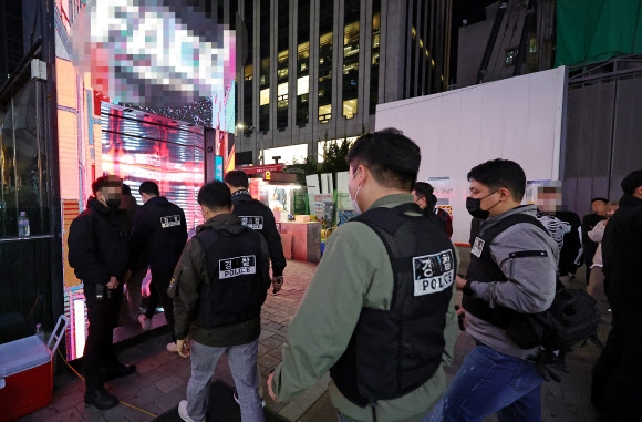 서울 서초경찰서 형사들이 지난 7일 밤 마약류 사범 단속을 위해 강남의 한 대형 클럽으로 들어서고 있다. 연합뉴스