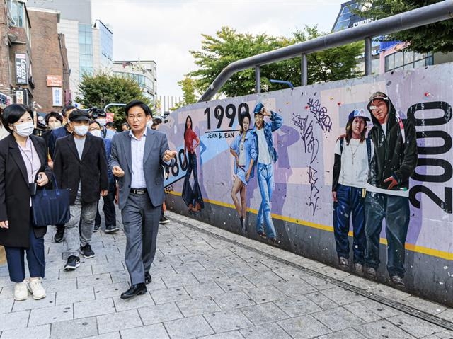 박강수(오른쪽) 서울 마포구청장이 지난 5일 홍대걷고싶은거리를 걸으며 직원과 일대 환경 개선안에 대한 얘기를 하고 있다. 마포구 제공