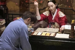 김혜수 앞 무릎 꿇은 감독 포착