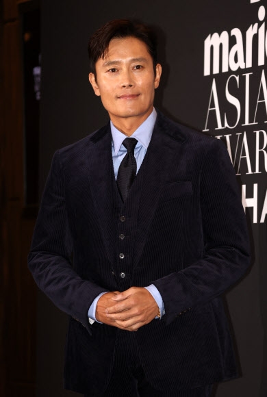 배우 이병헌이 7일 오후 부산 해운대구 파라다이스호텔 부산에서 열린 ‘제8회 마리끌레르 아시아 스타 어워즈’에서 포즈를 취하고 있다. 2022.10.7. 연합뉴스