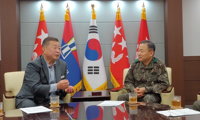 김경일 파주시장과 이두희 육군제1군단장이 7일 군관 상생발전협의회를 열고 주요 현안을 논의하고 있다. 파주시 제공.