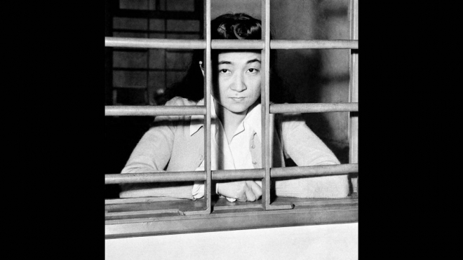 ‘도쿄 로즈’로 낙인 찍히는 바람에 미국 정부에 반역죄로 기소돼 징역 10년형을 선고받고 6년을 복역한 일본계 미국 여성 이바 이구코 도구리 다키노가 1945년 검찰 수사를 위해 구금돼 유치장 창살 바깥을 바라보고 있다. AP 자료사진 