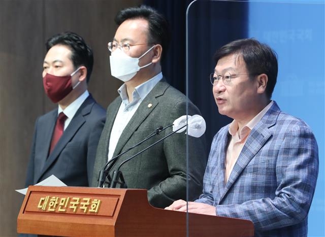 국민의힘 소속 국회 법제사법위원회 위원들이 10일 서울 여의도 국회 소통관에서 더불어민주당의 감사원 국정감사에 감사위원 및 이관섭 대통령실 국정기획수석의 출석을 요구 관련 기자회견을 하고 있다. 2022.10.10 뉴스1