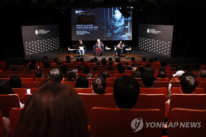 국내 팬들도 적지 않은 알랭 기로디 감독의 이날 마스터 클래스에는 상당히 많은 팬들이 자리를 채워 열기가 사뭇 뜨거웠다. 부산 연합뉴스