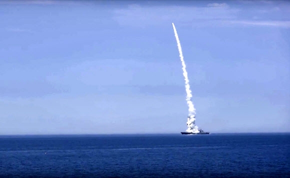 러시아 국방부가 10일(현지시간) 공개한 우크라이나로 미사일을 발사하는 모습. AP