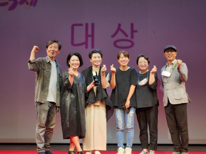 제8회 서울신민연극제 경연대회 대상 ‘바다로 가는 기사들’ 수상 사진