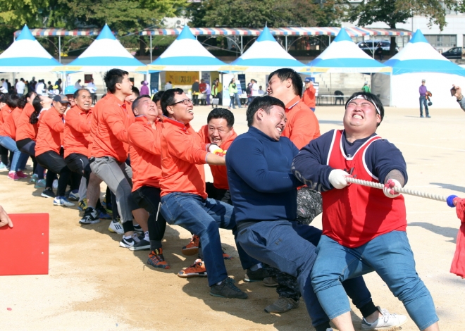 지난 2018년에 개최된 구민한마음체육대회 줄다리기 경기에서 주민 선수들이 있는 힘껏 줄을 당기고 있다. 금천구 제공