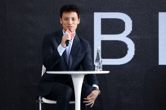 캐나다 교민 영화감독으로 제27회 부산국제영화제 초청작 ‘라이스보이 슬립스’를 연출한 앤서니 심 감독이 10일 해운대구 영화의전당 야외무대에서 진행된 오픈토크 인사말을 하고 있다. 부산 연합뉴스 