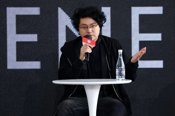 캄보디아계 프랑스 영화감독으로 제27회 부산국제영화제(BIFF) 초청작인 ‘리턴 투 서울’을 연출한 데비 슈 감독이 10일 해운대구 영화의전당 야외무대에서 진행된 오픈토크 인사말을 하고 있다. 부산 연합뉴스 