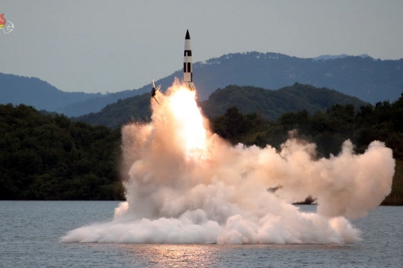 조선중앙TV는 김정은 북한 국무위원장이 지난달 25일부터 이달 9일까지 인민군 전술핵운용부대 등의 군사훈련을 지도했다고 11일 보도했다. 사진은 저수지에서 잠수함발사탄도미사일(SLBM)을 발사하는 모습.  2022.10.11 사진=조선중앙TV 캡처