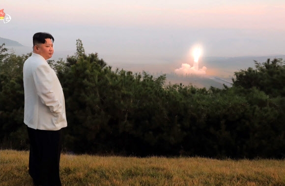 조선중앙TV는 김정은 북한 국무위원장이 지난달 25일부터 이달 9일까지 인민군 전술핵운용부대 등의 군사훈련을 지도했다고 11일 보도했다. 2022.10.11 사진=조선중앙TV 캡처