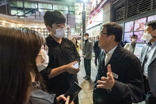 김경호(오른쪽) 광진구청장이 지난 7일 건대입구 청춘뜨락에서 ‘현장, 청년을 만나다’ 간담회를 개최하고 있다. 광진구 제공