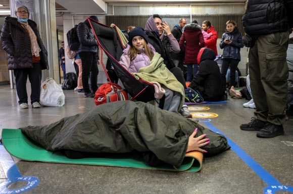 지하철역으로 대피한 키이우 시민들