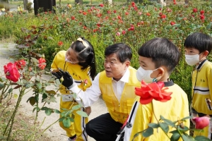 ‘줍깅’하는 구청장… 쾌적한 동대문 만든다[현장 행정]