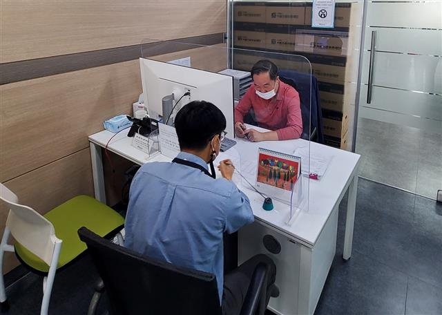 서울 송파구의 한 소상공인이 서울신용보증재단에서 융자지원 상담을 받고 있다. 송파구 제공